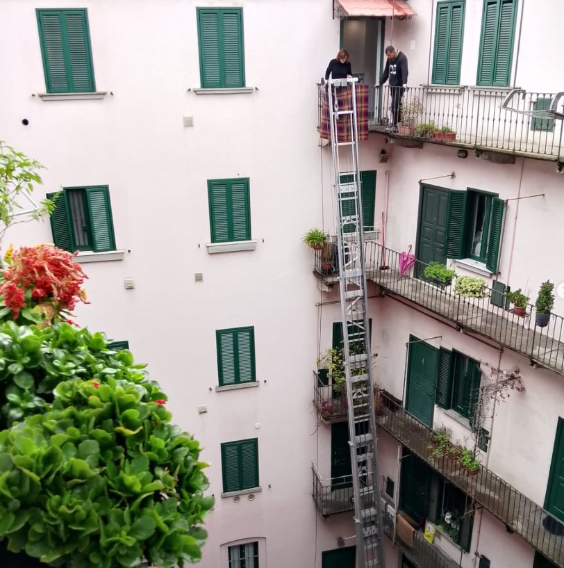 Autoscala di Sgombero Casa in azione in un cortile milanese, fino ai piani alti