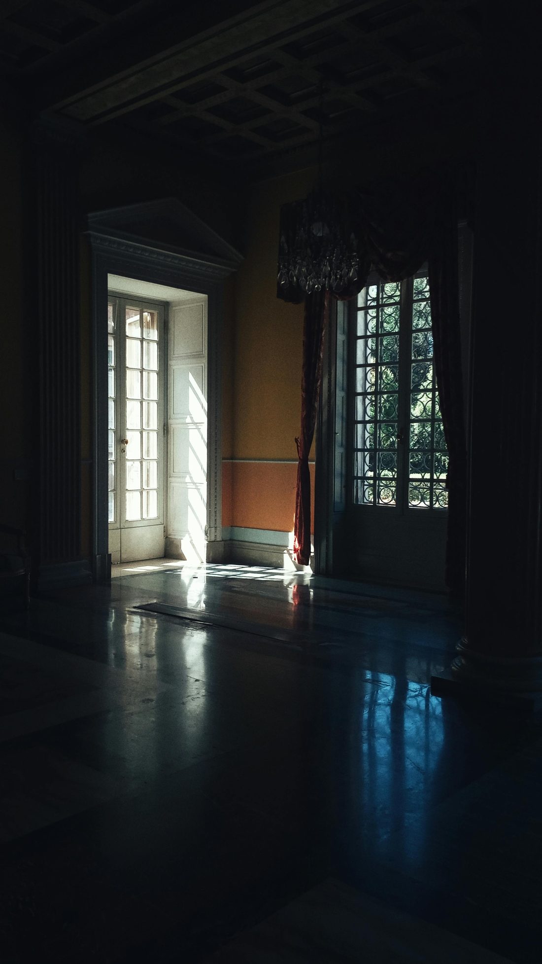 Salone di un appartamento d'epoca milanese da sgomberare