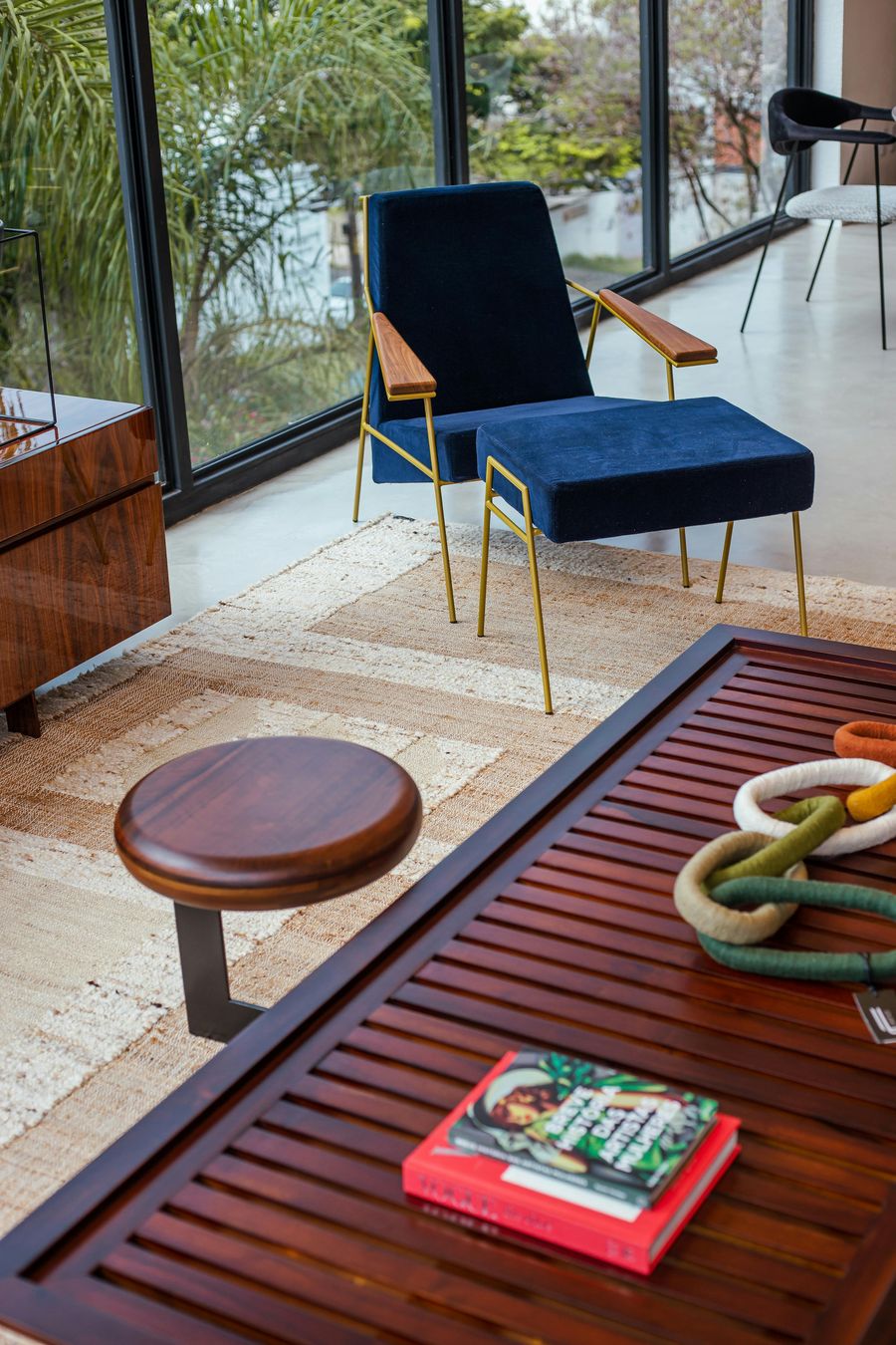 Poltrone e mobili di modernariato e design italiano